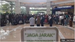 Masyarakat berkerumun ketika Presiden Jokowi mengunjungi Summarecon Mall Bekasi. Sumber: Viva.co.id
