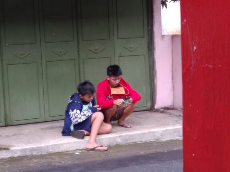 Dua orang anak yang sedang bermain gawai/Foto: Lilian Kiki Triwulan