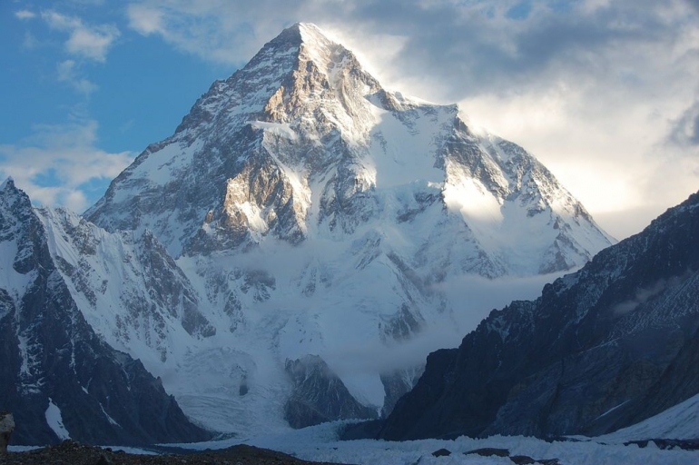 Gunung K2. Sumber gambar: mariachily -flickr.com/wikimedia.org