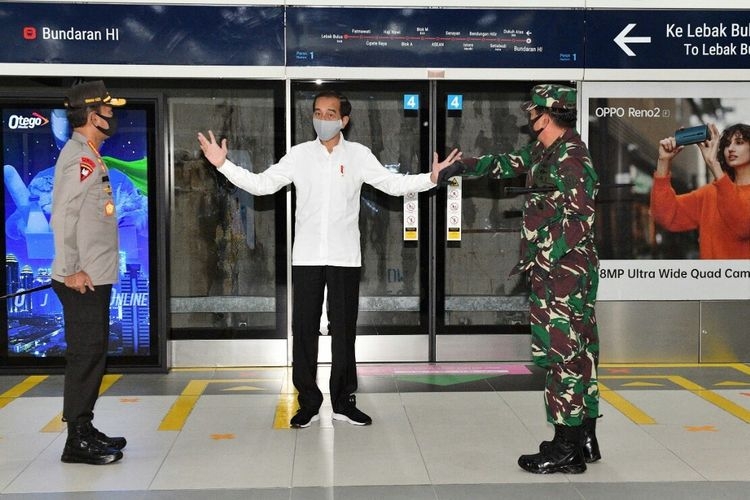 Presiden Joko Widodo meninjau kesiapan Stasiun MRT Bundaran HI di saat new normal kala pandemi Covid-19 (KOMPAS.com/Agus Suparto)