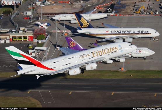 Pesawat A380 milik Emirates dan Singapore Airlines (foto: planespotters.net/Mark H) 