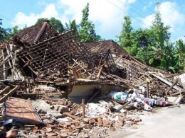 Foto memperlihatkan kerusakan bangunan akibat gempa (Twitter/DaryonoBMKG) 