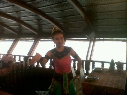 Di atas perahu yang menyusuri Sungai Chao Phraya ada hiburan penari Thailand. (foto: dok. pribadi)
