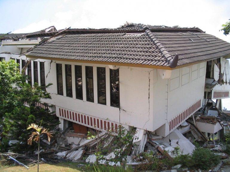 Gedung kantor BPKB Yogyakarta yang roboh miring diguncang gempa (Geomagz/Danny Hilman N.) 
