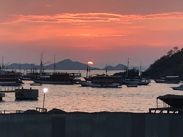 Sunset di pelabuhan Bajo (dok. pribadi)