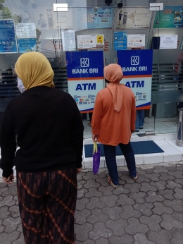 Beberapa warga Malang mengantre di ATM dengan menjaga jarak. - Dokumen Pribadi