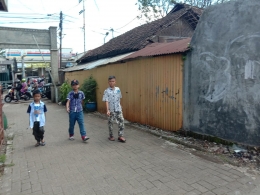 Beberapa anak melakukan tradisi galak gampil mendatangi rumah-rumah di sebuah kampung di Malang tanpa memakai masker. - Dokumen Pribadi