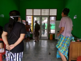 Adu mulut antara pasien dengan petugas dan aparat yang dibatasi pintu masuk./foto : Elvidayanty.