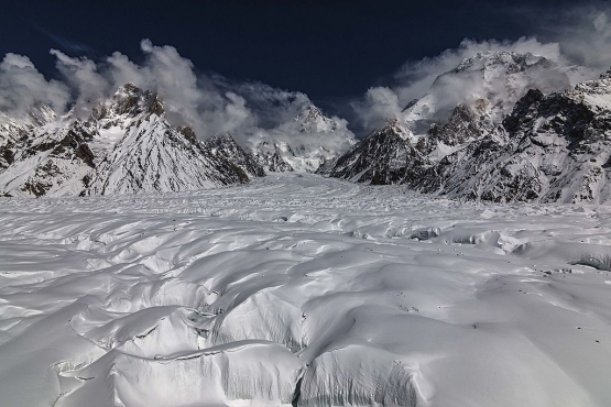 Puncak Gunung K2 (tengah) dilihat dari kejauhan. Sumber gambar: Abbas Shah1 /wikimedia.org