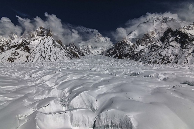 Puncak Gunung K2 (tengah) dilihat dari kejauhan. Sumber gambar: Abbas Shah1 /wikimedia.org