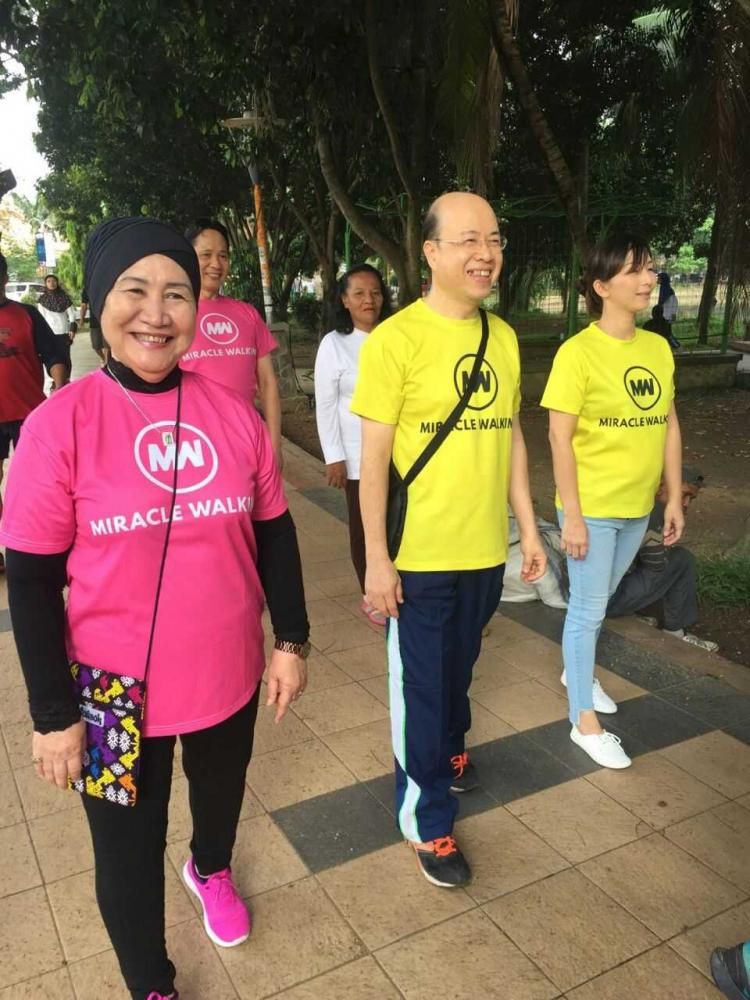 ket.foto : ibu Dewi dari Palembang berbaju ungu,sudah berusia hampir 70 tahun,berkat mempraktikan Phsycal Activity melalui Miracle Walking ,sehat dan segar /foto kiriman Maria /Miracle Walking Palembang