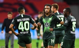 Pemain Wolfsburg rayakan gol kemenangan era Pandemi Covid19 / sumber foto dilansir dari Dailymail.co.uk