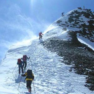 Para pendaki di Gunung K2. Sumber gambar: explorego.com/