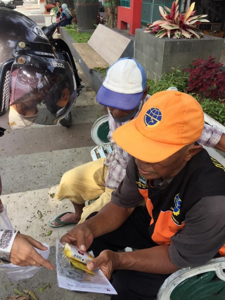 Penyerahan bantuan berupa Sanitary Kit kepada masyarakat Temanggung. Dok panitia Bhakti SMADA.