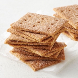 Crackers biasanya dikemas dengan adanya plastik mika yang cukup mampu mencegah isinya rusak. Gambar: Landolakes.com/Graham Crackers