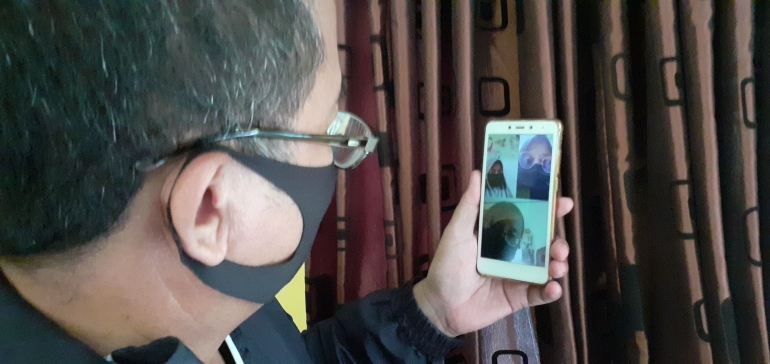 Ilustrasi : Mudik online melalui sambungan video dan selalalu pakai masker salah satu cara cegah Covid-19 (dokpri)
