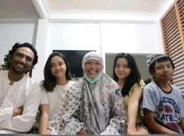Dok. pribadi | Foto Watik bersama keluarganya 