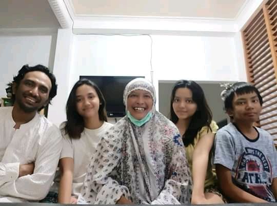 Dok. pribadi | Foto Watik bersama keluarganya