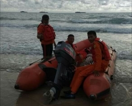 Relawan bencana Laskar Sekaban yang turut serta dalam pencarian orang hilang di perairan pantai Tikus Emas Sungailiat (fb M.Achin) 