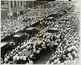 Funeral of Henry Ness, a striker killed during the strike, in front of strike headquarters at 215 South Eighth Street, Minneapolis, 1934. Source :mnopedia
