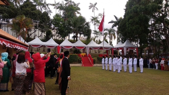 Upacara kemerdekaan di konsulat jenderal Indonesia di Johor Bahru (sumber: dokumentasi pribadi)