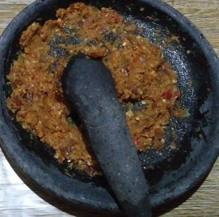 Mengaluskan bumbu | dok.pri