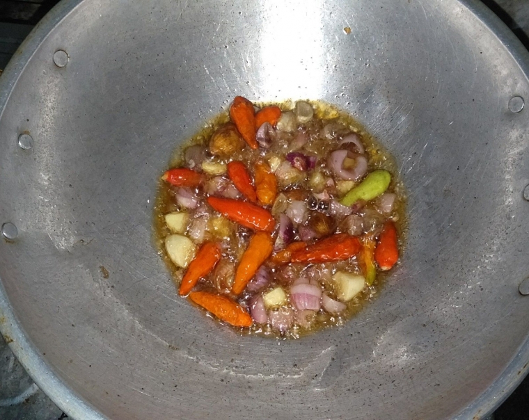 Menggoreng bumbu | dok.pri