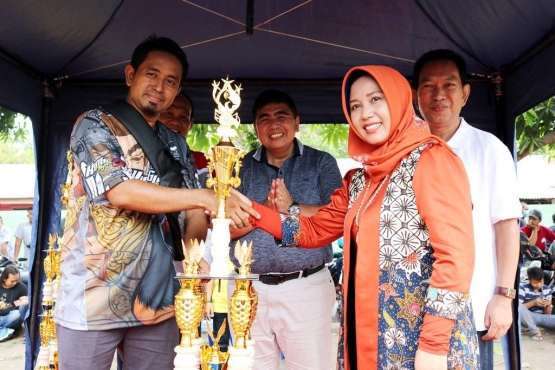 Walikota Mojokerto Ning Ita, Menyerahkan Trophy Walikota untuk Juara Umum kepada Abah Uchin (Ketua PBI Cabang Mojokerto) disaksikan Ketua Umum PBI Pusat dan Ketua PBI Pengda Jatim (dokpri)