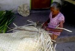 Nenek ini mungkin perempuan terakhir penganyam tikar Batak (Foto: tobatabo.com)