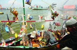 Gambar Upacara Petik Laut Desa Gisik Cemandi (Eka, 2017).