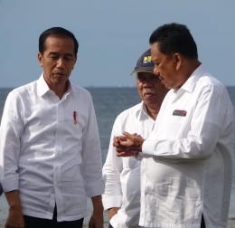 Presiden Joko Widodo (kiri), Menteri Pekerjaan Umum dan Perumahan Rakyat (PUPR) Basoeki Hadimoeljono (tengah), dan Gubernur Sulawesi Utara Olly Dondokambey (kanan) di pantai Likupang, MInahasa Utara, Juli 2019. (Foto: OSD)