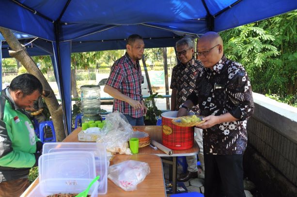 Wabup Berau Agus Tantomo (kanan) bersama Jusuf Hamka di pojok Halal 'Nasi Kuning Republik Indonesia' (NKRI) | dokpri