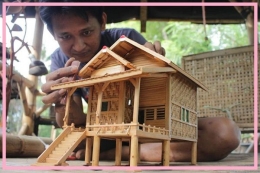 Perajin memproduksi kerajinan miniatur rumah dari bambu di Desa Tempuran, Karawang, Jawa Barat (Sumber: katadata.co.id)