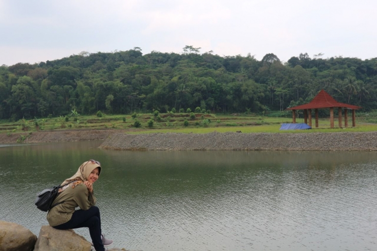 Pembangunan pulau di tengah danau Lembah Silangit yang belum selesai pengerjaan/Foto: Lilian Kiki Triwulan