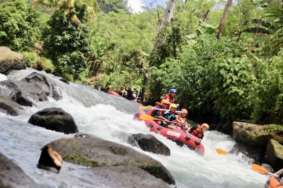 Arung jeram di Ranau Rafting. Sumber: Dokumentasi Ranau Rafting