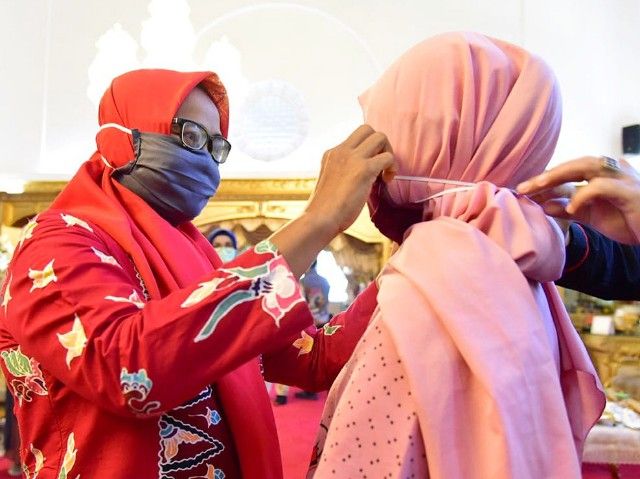 Kadis P3A Makassar memakaikan masker kepada salah seorang anak penerima bantuan (01/06/20).. | Dokpri