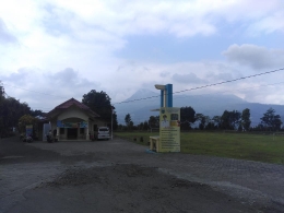 Pemandangan dilihat dari area Kantor desa, dengan dikelilingi pegunungan. Dok pribadi