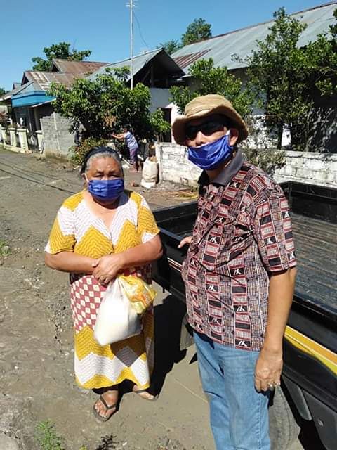 Berpose dgn ibu penerima sembako (sumber: dokpri)