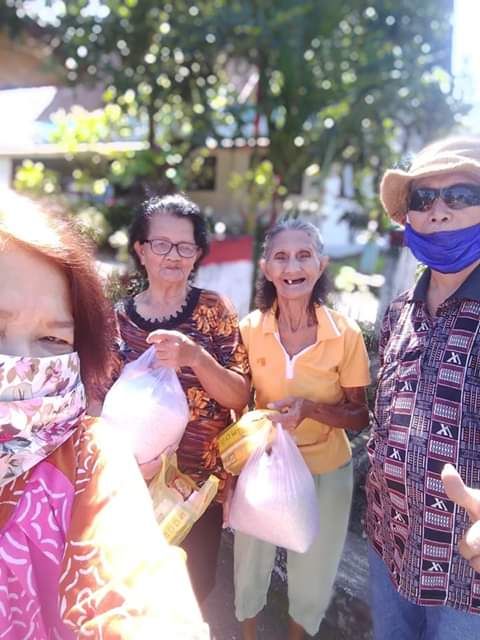 Dua org ibu janda menerima tanda syukur (sumber: dokpri)