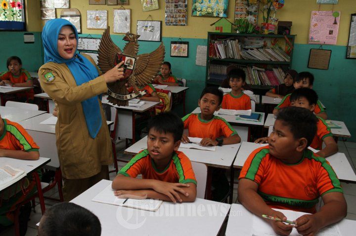 Ilustrasi Suasana Belajar Pancasila di kelas (sumber gambar : https://www.tribunnews.com)