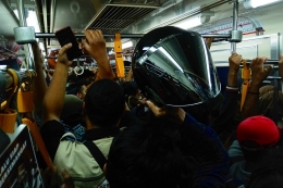 Betapa repotnya nenteng helm ke dalam KRL Commuterline (foto: widikurniawan)