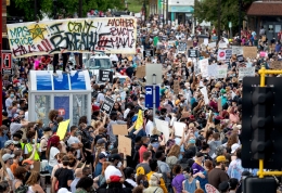 Kerumunan massa pengunjuk rasa di Minneapolis yang mengabaikan protokol physical distancing dan banyak yang yang tidak mengenakan masker (b87fm.com).
