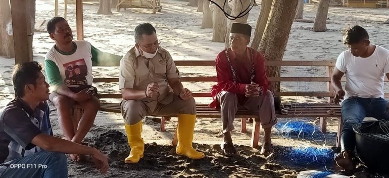 Happy Neldy dialog dengan nelayan Ulakan, terkait seputar abrasi akhir Mei kemarin. (foto dpc gerindra padang pariaman)