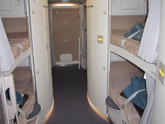 Ruang istirahat untuk awak kabin di dalam Airbus A380 Singapore Airlines (foto: Derby Asmaningrum) 