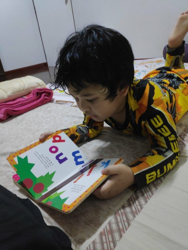 Membaca buku sebagai kegiatan belajar anak usia dini di rumah (sumber: dokpri)