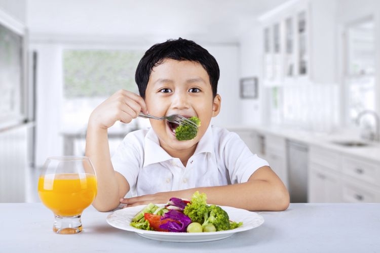 Ilustrasi anak makan sayur (CreativaImages via lifestyle.kompas.com)