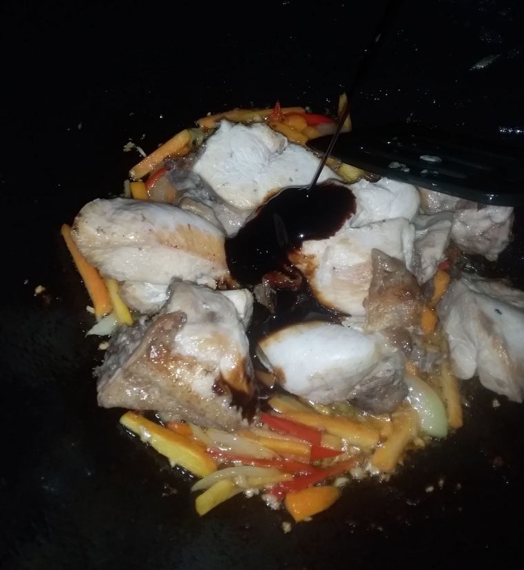 Ayam dan bahan pelengkap dicampurkan