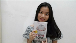 Vanesa Marcella with her first book “Friendzone” at 16 years old (dok. Vanesa Marcella)