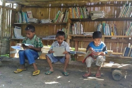 Ilustrasi Anak membaca di rumah baca Manggarai Timur, NTT (Sumber gambar : https://edukasi.kompas.com)