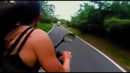 Ava mengejar menggunakan sepeda motor | tangkapan layar film In The Blood/20th Century Fox Home Entertainment 